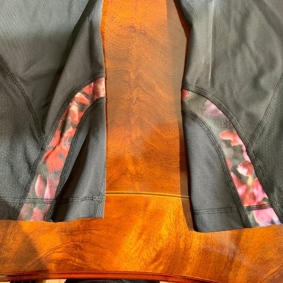 Lululemon Spring Has Sprung Crops- Size 8 - Picture 2 of 8